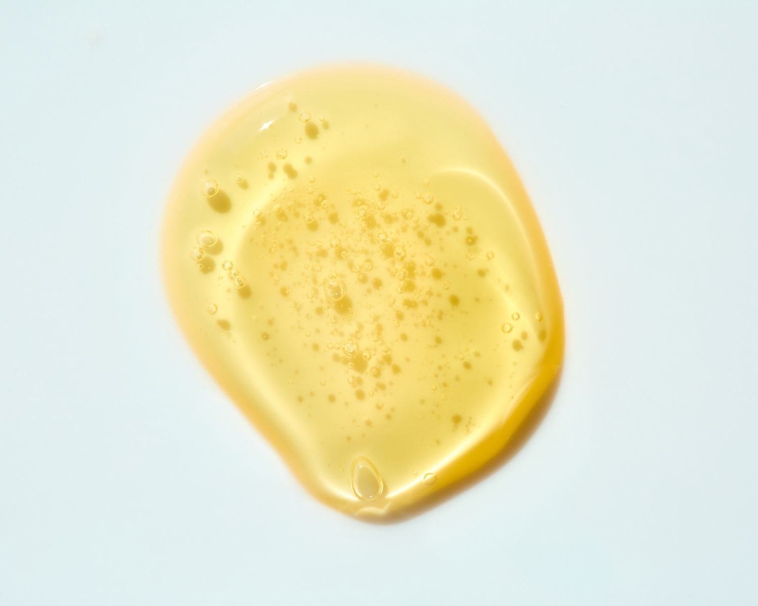 L'huile de monoï est comme une huile de noix de coco suralimentée pour des cheveux lisses et nourris
