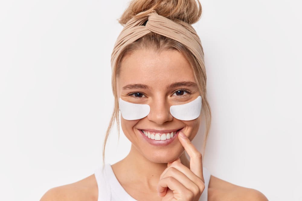femme souriante portant un masque chauffant pour les yeux