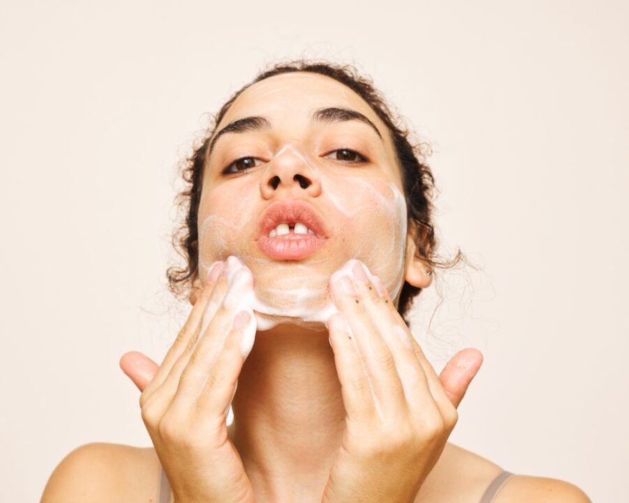  L'eau froide est-elle la clé du lavage du visage ?  Les dermatologues pèsent
