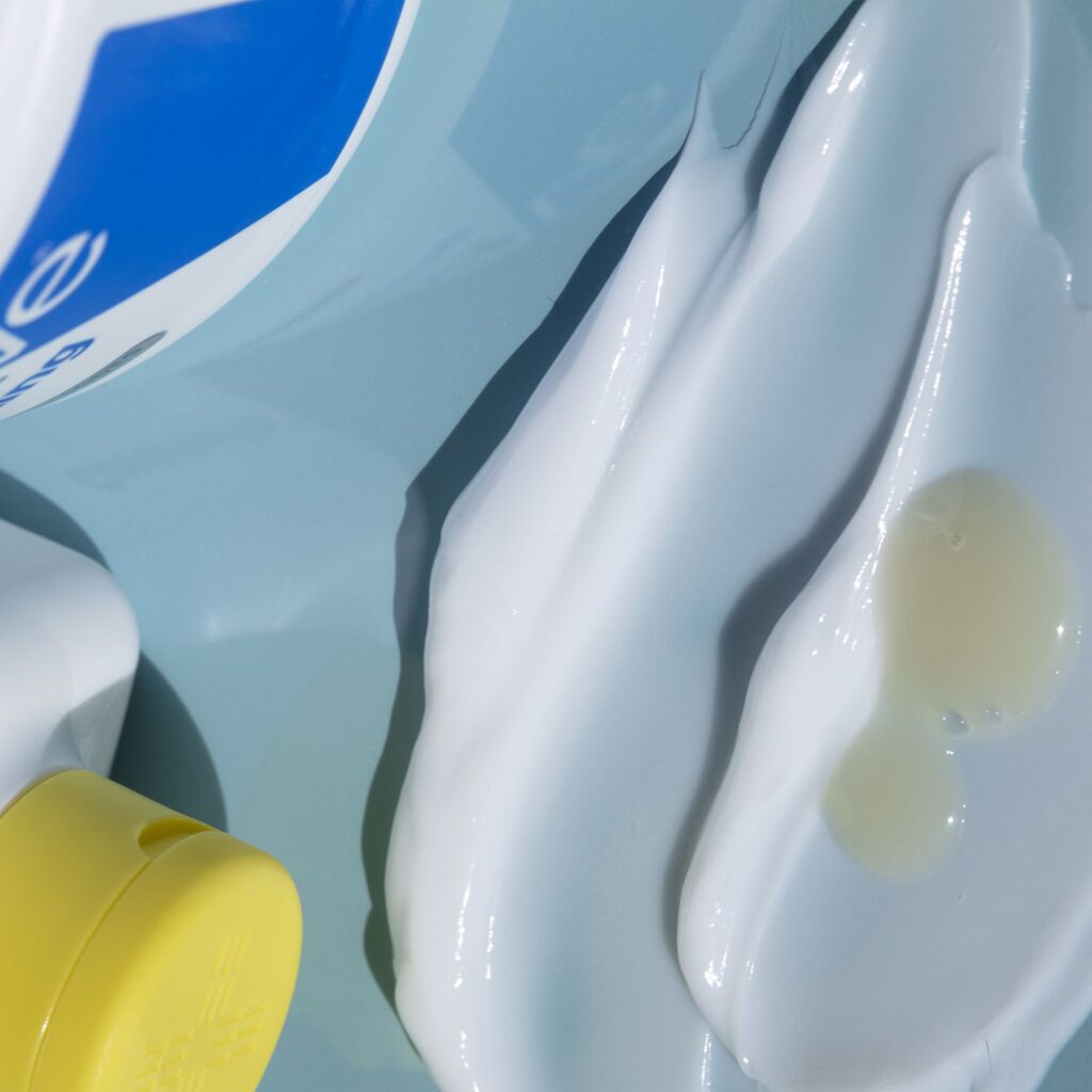 Les dermes disent qu'il y a une bonne et une mauvaise façon de s'hydrater - voici ce que vous devez savoir