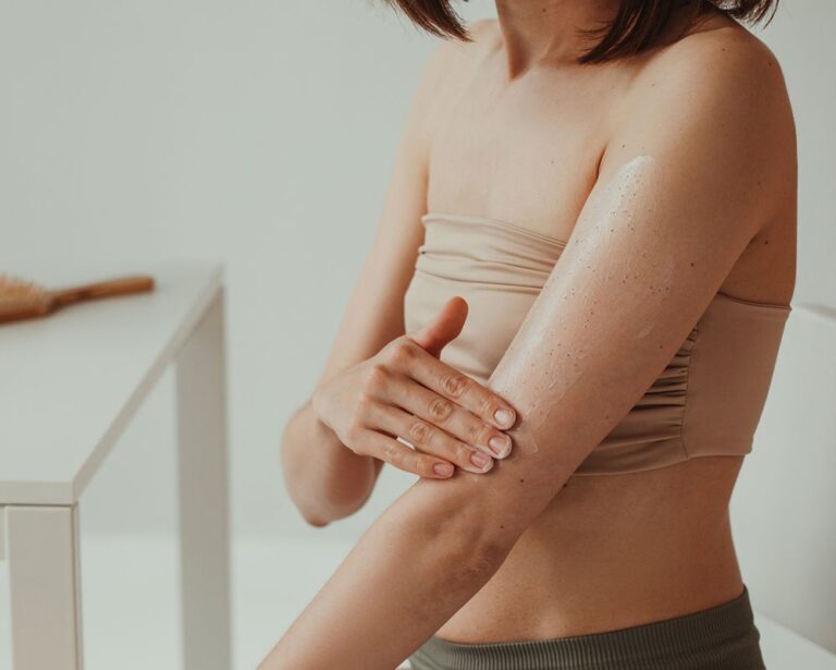 Les meilleures solutions pour les coudes secs, selon les dermatologues