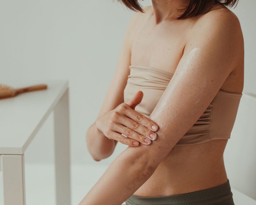 Les meilleures solutions pour les coudes secs, selon les dermatologues

