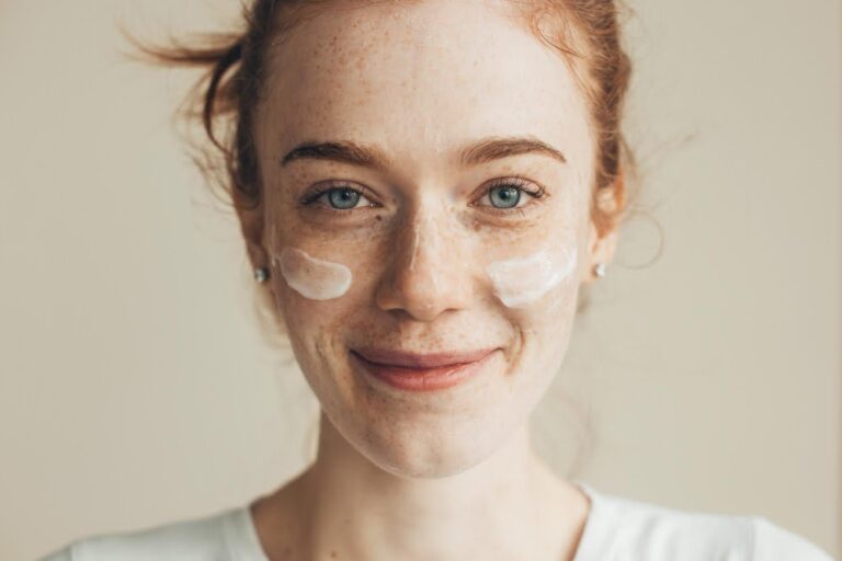 femme roussse avec de la creme solaire