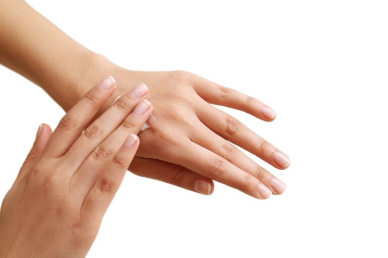 main hydraté ayant une tache de soleil sur les mains