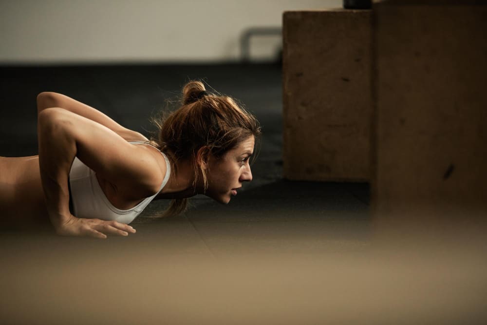 femme faisant du sport pour bruler la graisse
