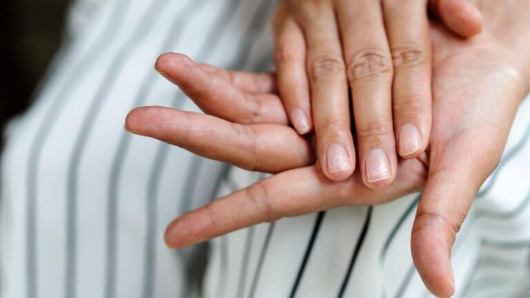 Perfect Skin - Mains sèches et abîmées : comment les réparer ? deux mains usées par le travail
